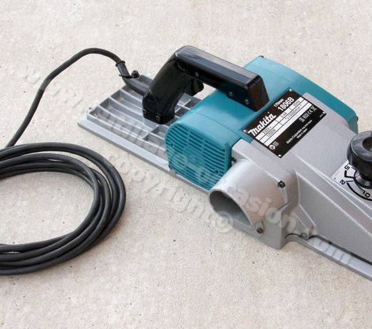 ( *VENDU* ) Rabot de charpente MAKITA 1806B