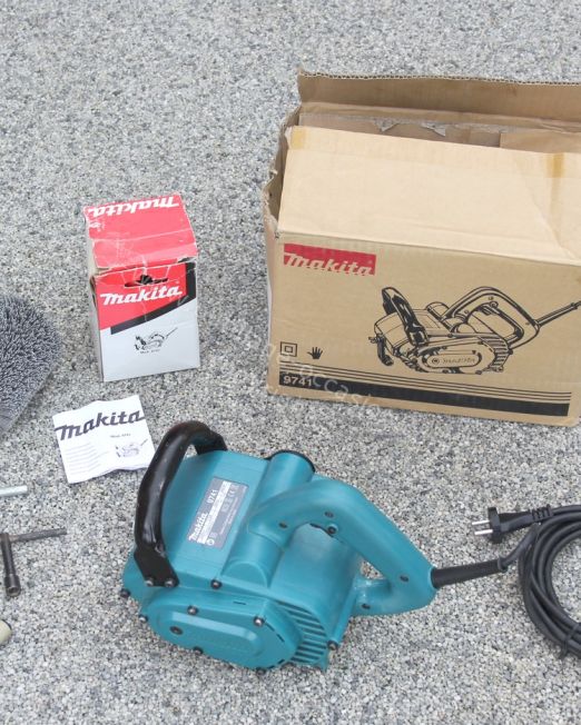 ( *VENDU* ) Décapeur à Rouleau MAKITA 9741