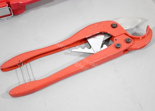 Sertisseuse VIRAX P30+ + 4 mâchoires TH + calibreurs + coupe tube diam.63 + ressorts