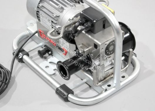 Treuil RUNPOTEC CW 800E avec chariot + groupe électrogène SDMO 4500 PERFORM